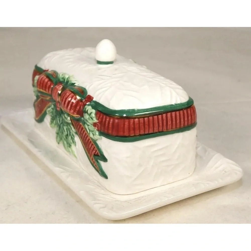 Deck the Holly by INSPIRADO DESIGNS 1/4 Lb Covered Butter Dish